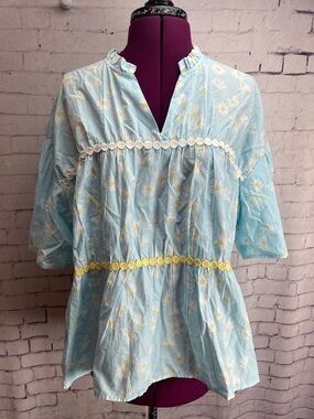 Simply southern light blue daisy print blouse size medium